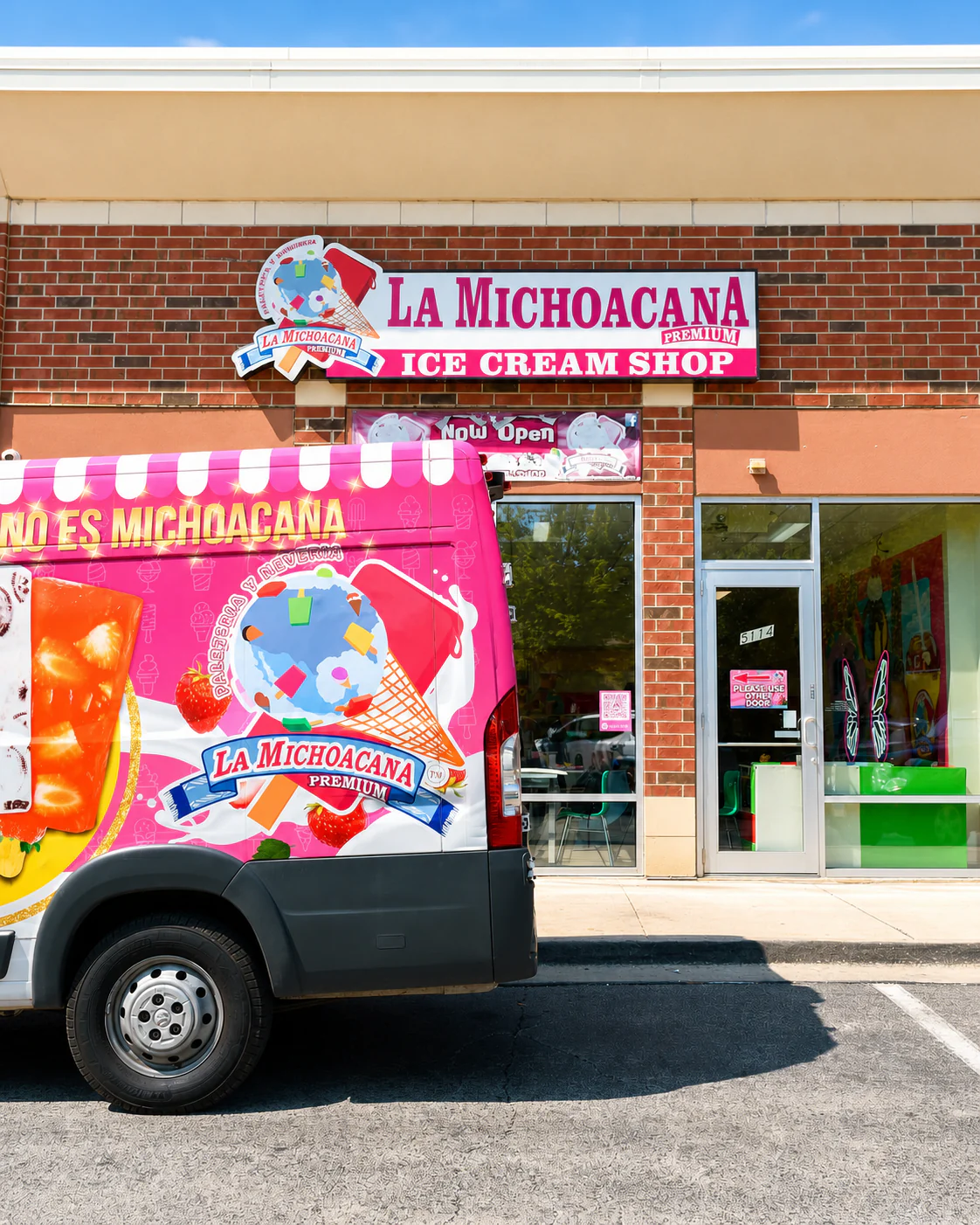 The exterior of La Michoacana Premium Oak Lawn, with the branded ice cream van parked out front.